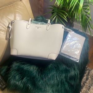 Michael kors Tote with wristlet.   Perfect for the holidays.